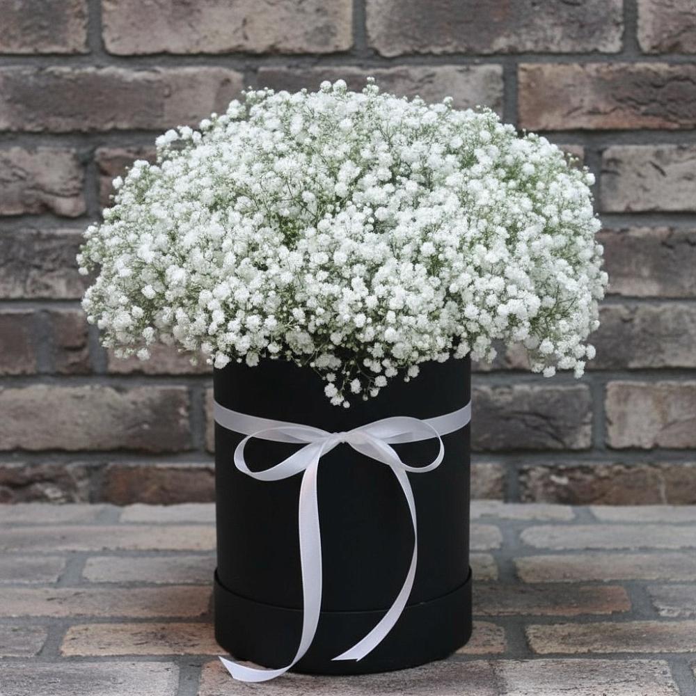 Цветочная композиция из Гипсофила в шляпной коробке в Старой Ситне