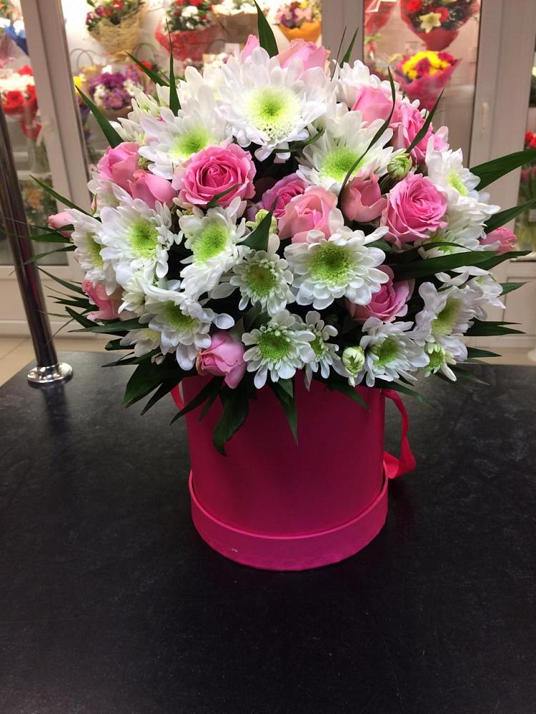 Цветочная композиция из Розы и Хризантемы в шляпной коробке в Старой Ситне