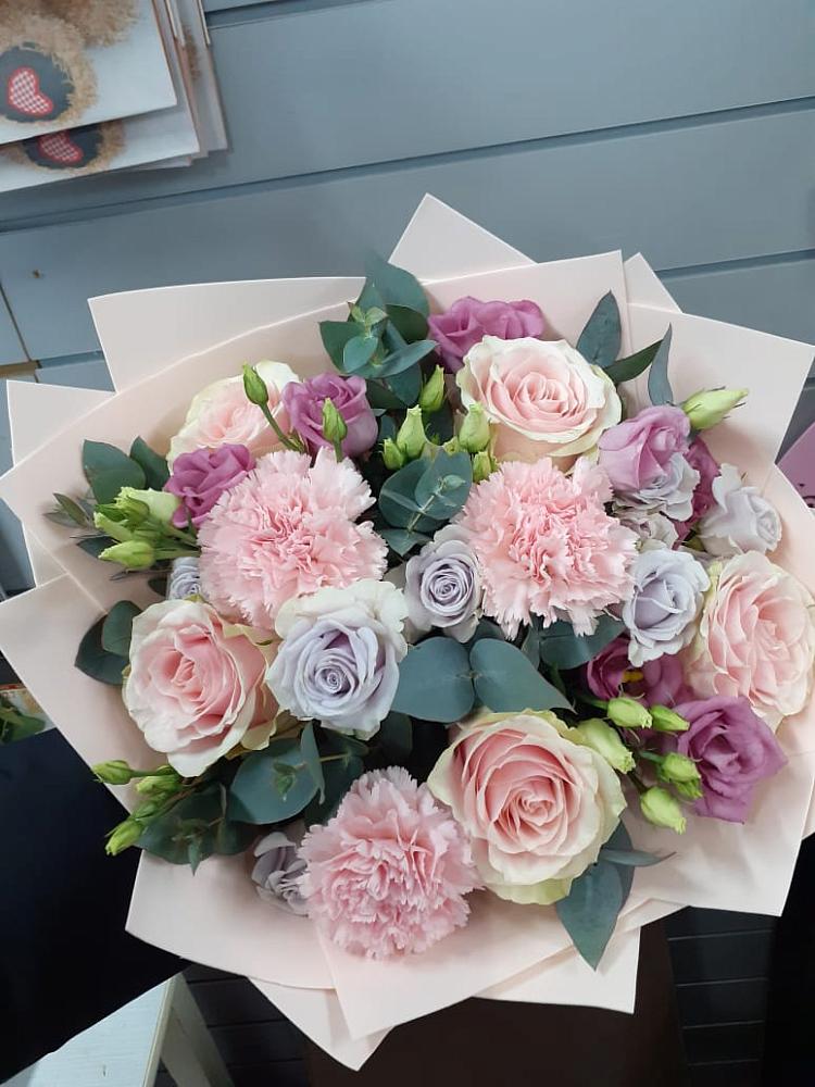 Букет цветов из: Розы, Гвоздики и Лизиантусы в Старой Ситне