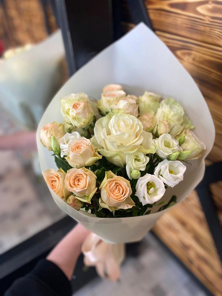 Букет цветов из: Розы и Лизиантусы в Старой Ситне